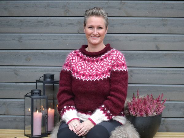 Hovedbilde UTEGENSEREN  Oxblood red - garnpakke dame